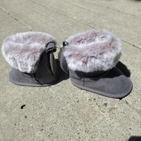 FIRST STEPS | Baby Girls Faux Fur Booties in Gray sz 0/3M, 6/9M - Picture 2 of 10